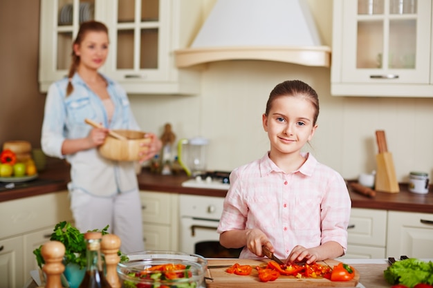 jovem cozinha cozinha família fresco