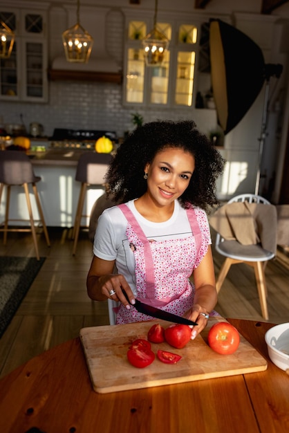 jovem cozinhando na cozinha