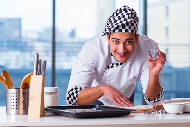 Jovem cozinhar biscoitos na cozinha