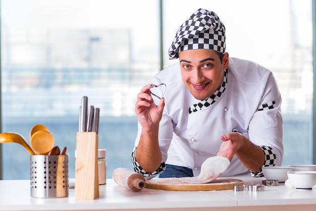 Jovem cozinhar biscoitos na cozinha