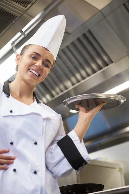 Jovem cozinheiro chef alegre