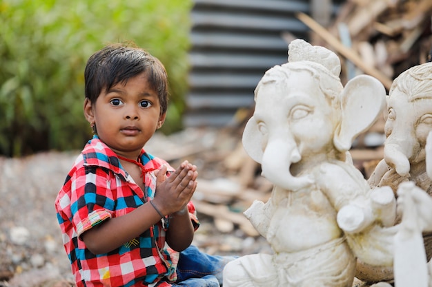 jovem criança indiana com senhor ganesha