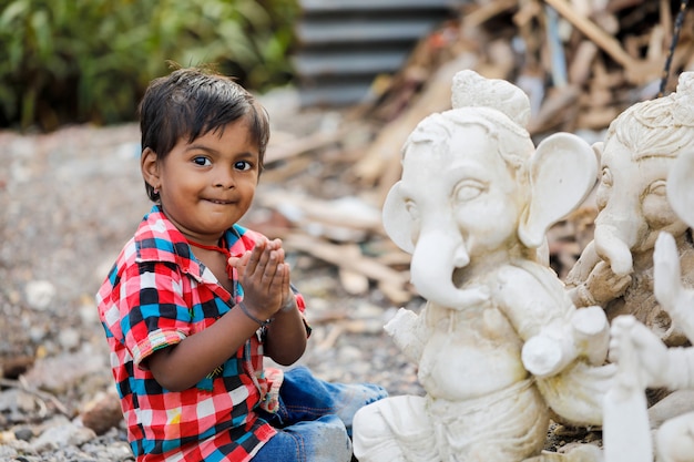 jovem criança indiana com senhor ganesha