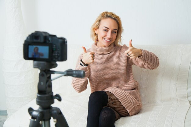 Jovem criativa gravando videoblog para rede de mídia social