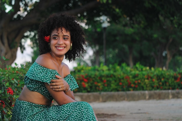 Jovem cubana em um parque natural