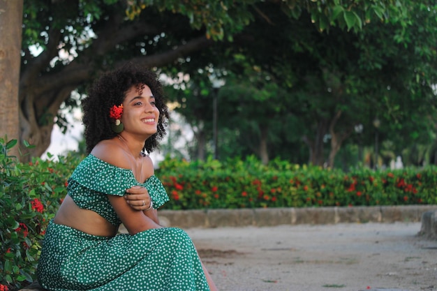 Jovem cubana em um parque natural