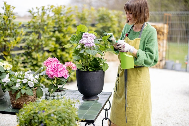 Jovem cuidando de flores no jardim