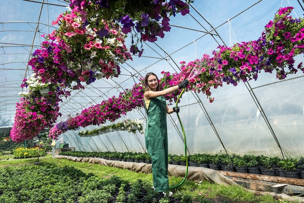 Jovem cuidando de flores