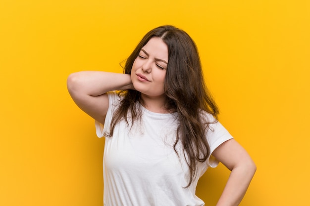 Jovem curvilínea mais tamanho mulher que sofre de dor de garganta devido ao estilo de vida sedentário.