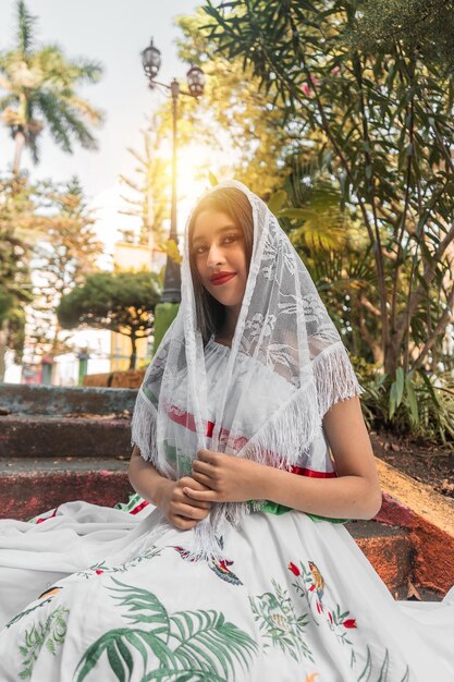 Jovem da Nicarágua com um xale de noiva na cabeça, olhando para a câmera