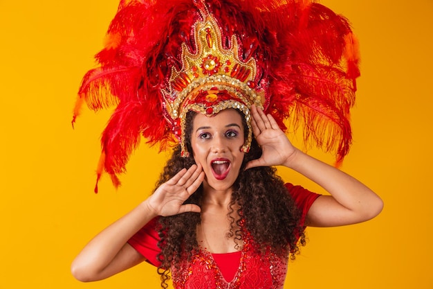 Jovem dançarina de samba afro-brasileira vestida para o carnaval