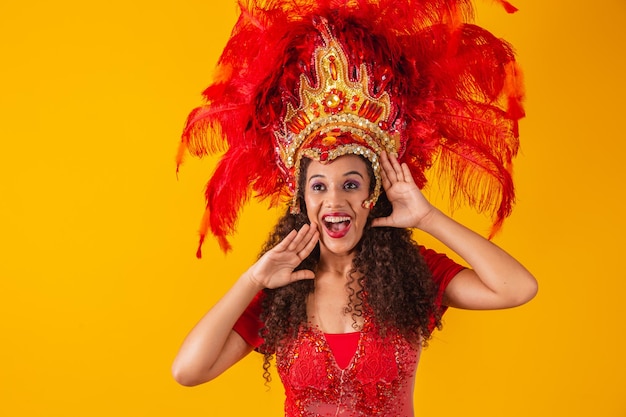 Jovem dançarina de samba afro-brasileira vestida para o carnaval