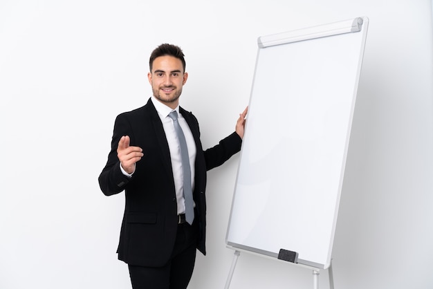 Jovem dando uma apresentação no quadro branco