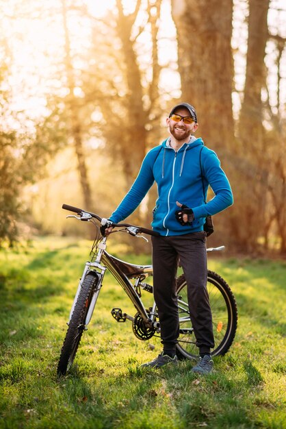 Jovem de bicicleta