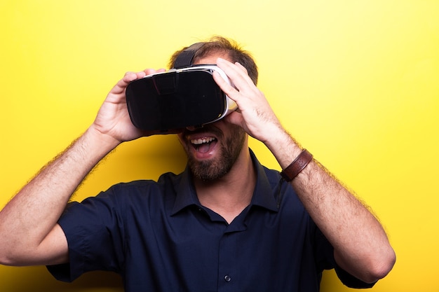 Jovem de camisa azul curtindo a realidade virtual pela primeira vez