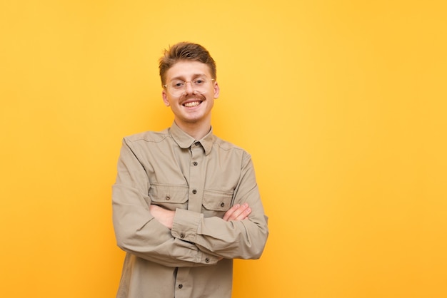 Jovem de camisa e óculos isolado