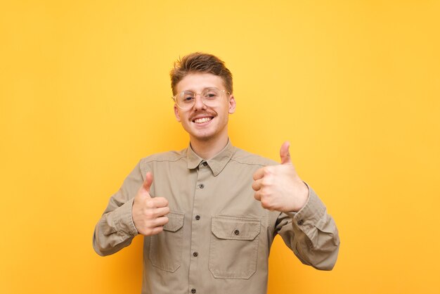 Jovem de camisa e óculos isolado