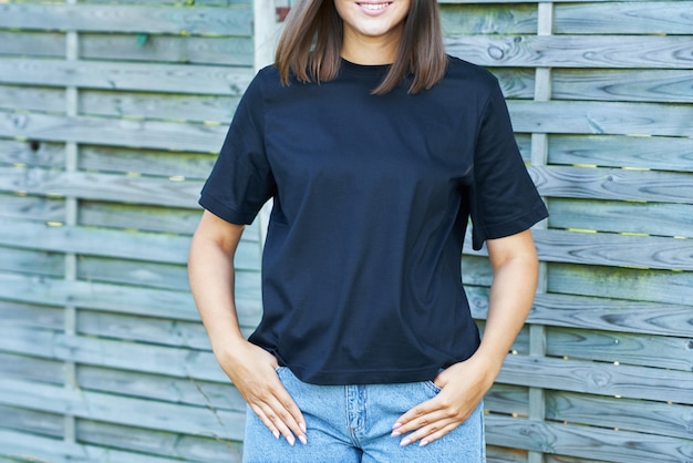 Jovem de camisa preta. Foto de alta qualidade