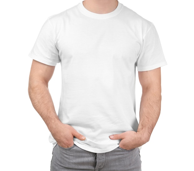 Jovem de camiseta elegante em fundo branco Mockup para design
