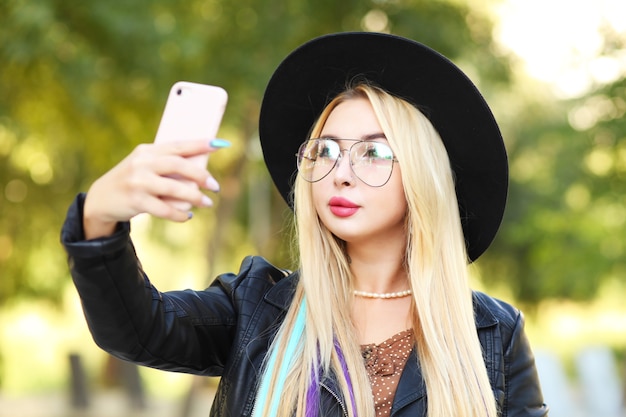 Jovem de chapéu usando smartphone