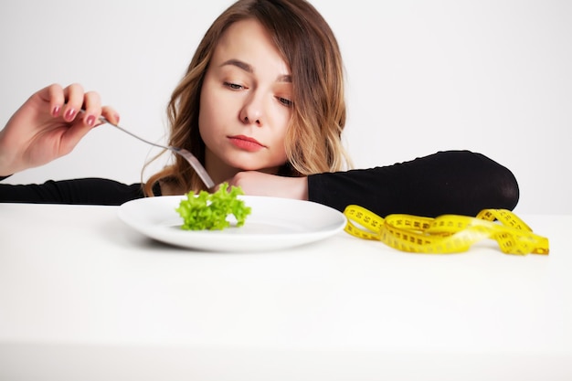 Jovem de dieta come apenas salada e tenta perder peso