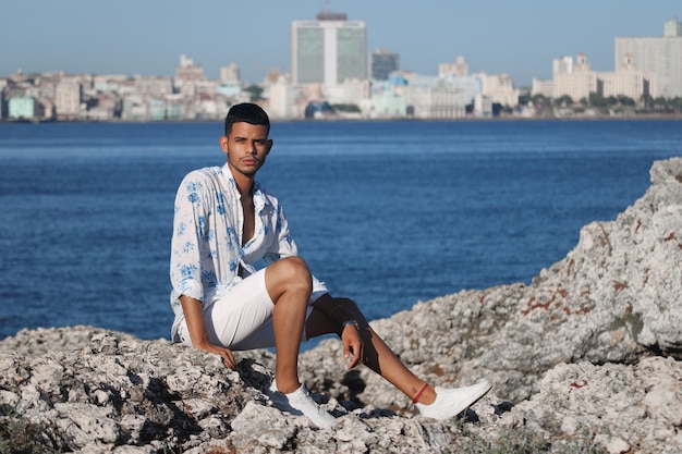 Jovem de férias em Havana