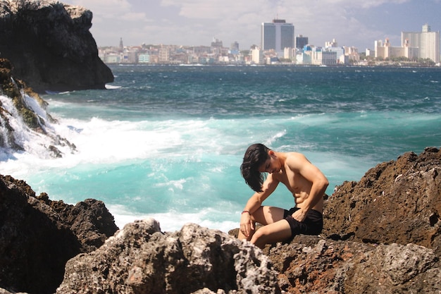 Jovem de férias em Havana