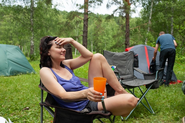 Jovem de férias na floresta