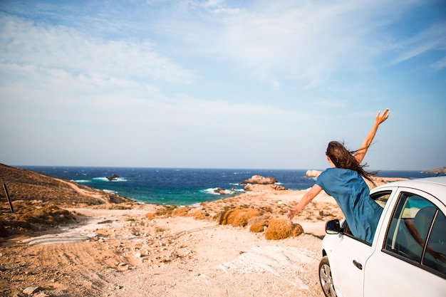 Jovem de férias viajar de carro,