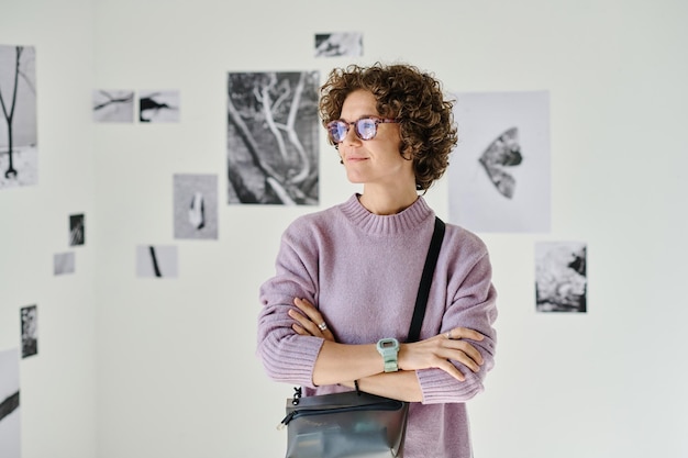 Jovem de pé na galeria de arte