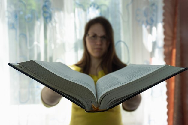 Jovem de pele branca segurando livros