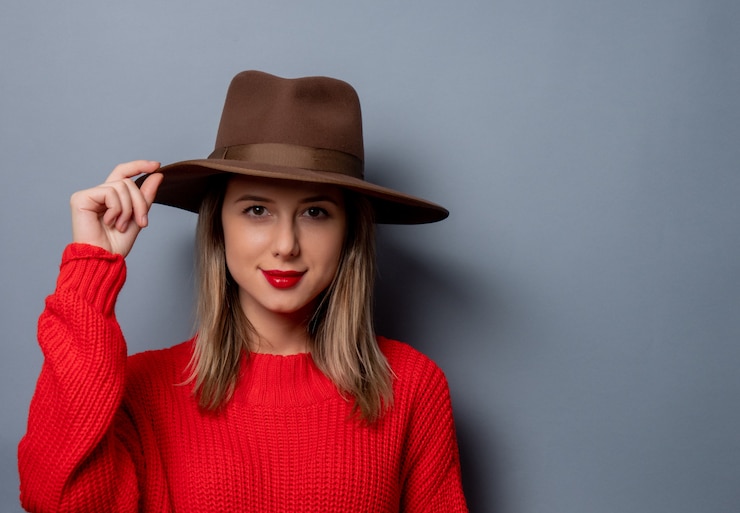 Foto jovem de suéter vermelho e chapéu