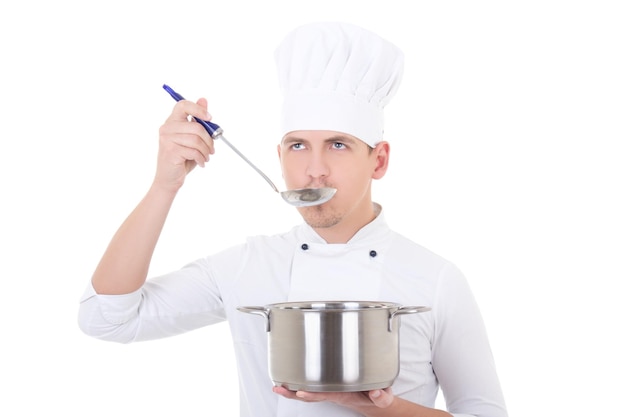 Jovem de uniforme de chef provando algo de panela isolada no fundo branco