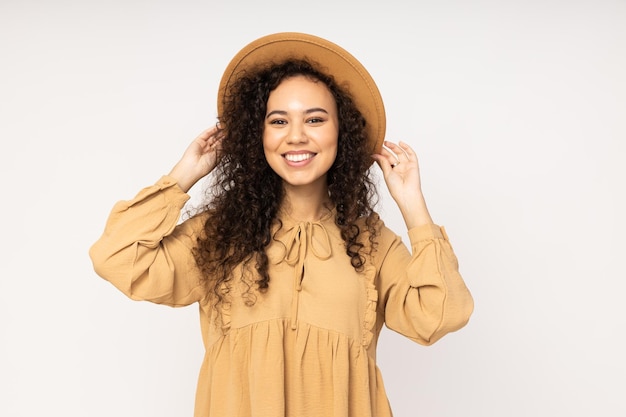 Jovem de vestido em fundo branco