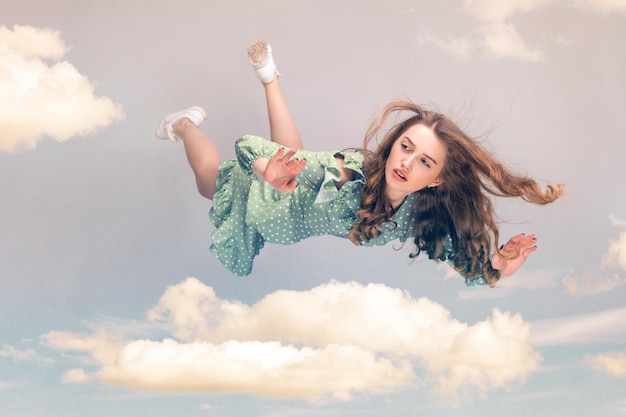 Jovem de vestido voando no céu