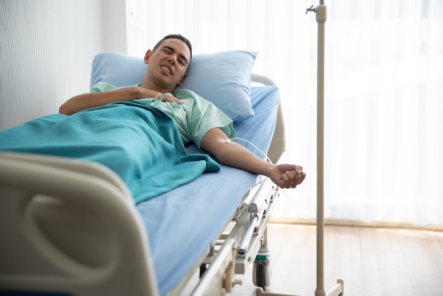 Foto jovem deitado na cama do hospital