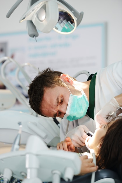 Jovem dentista no trabalho no escritório