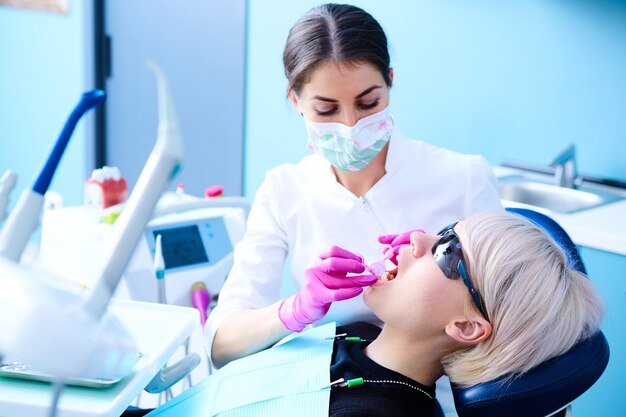 Jovem dentista no trabalho no escritório