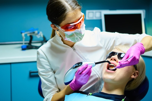 Foto jovem dentista no trabalho no escritório