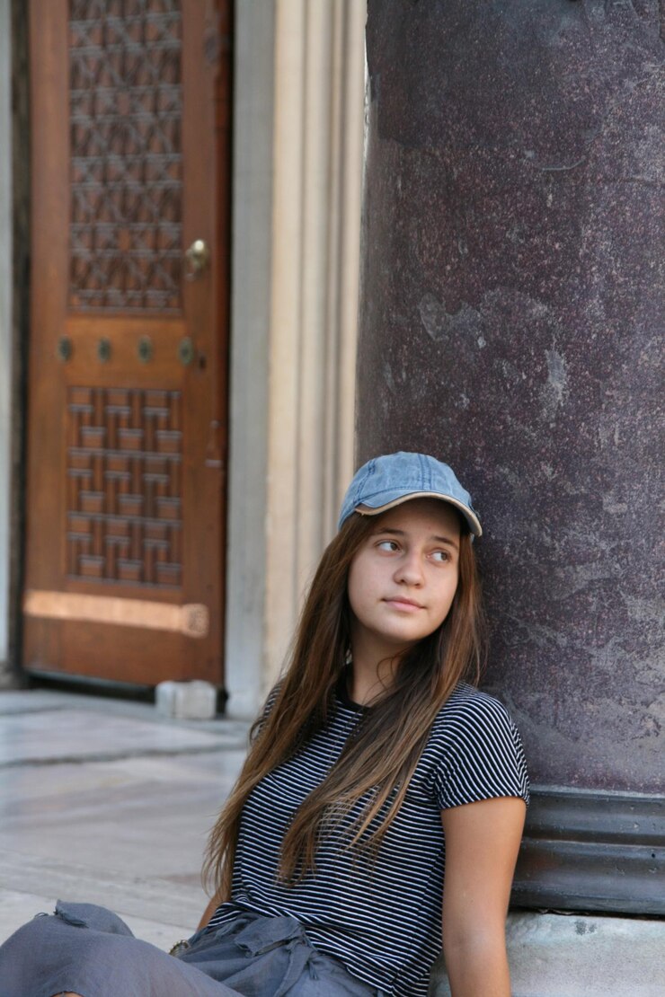 Foto jovem descansa sentada depois da caminhada em istambul