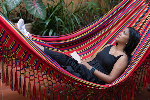 Jovem descansando em uma rede