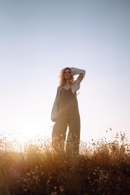 Jovem descansando na natureza Pessoas estilo de vida relaxamento e conceito de férias Moda