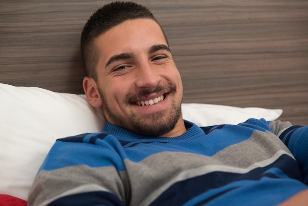 Jovem descansando pacificamente em sua própria cama