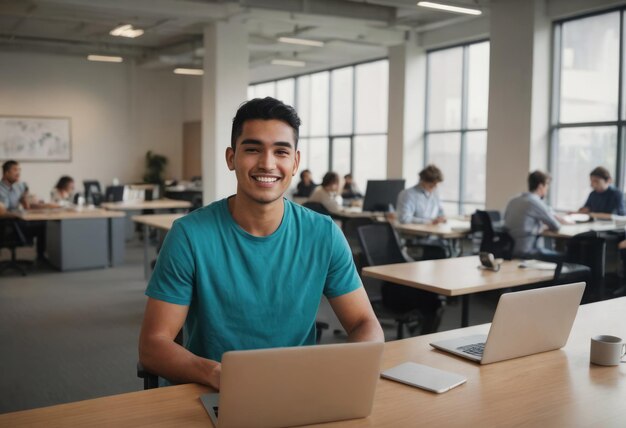 Foto jovem descontraído em um escritório trabalhando em um laptop e exibindo um comportamento calmo