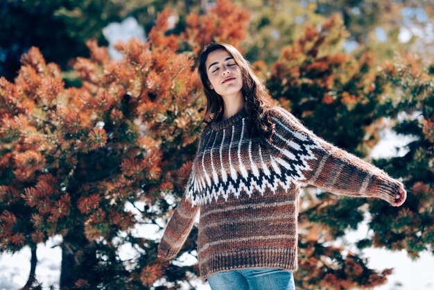 Jovem, desfrutando das montanhas nevadas no inverno