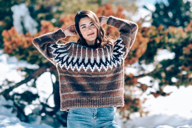 Jovem, desfrutando das montanhas nevadas no inverno