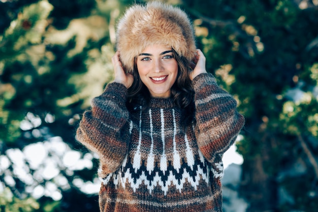 Foto jovem, desfrutando das montanhas nevadas no inverno