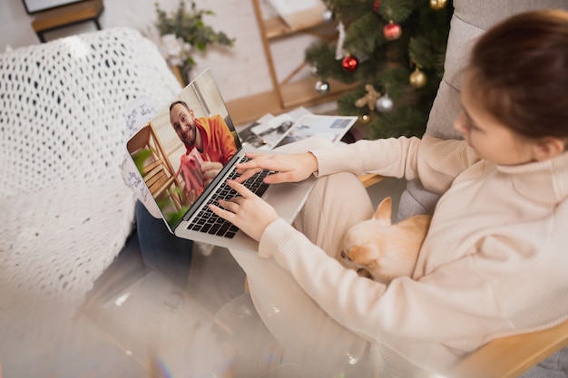 Jovem, desfrutando de sua vida doméstica. Conforto doméstico, inverno e feriados