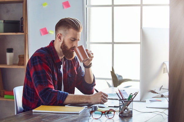 Jovem designer criativa fazendo uma pausa para o café