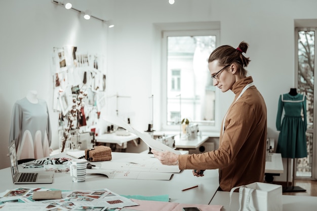 Jovem designer trabalhando em seu estúdio